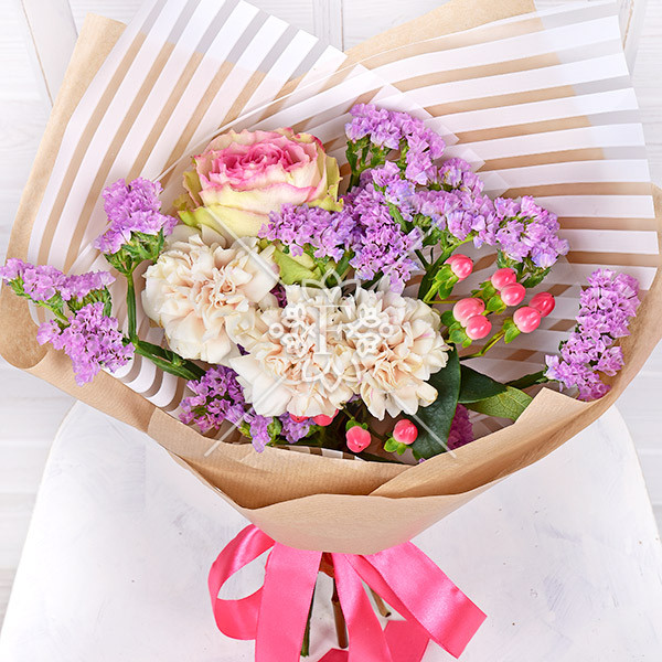 Моей принцессе - букет из розы, гвоздик и статицы